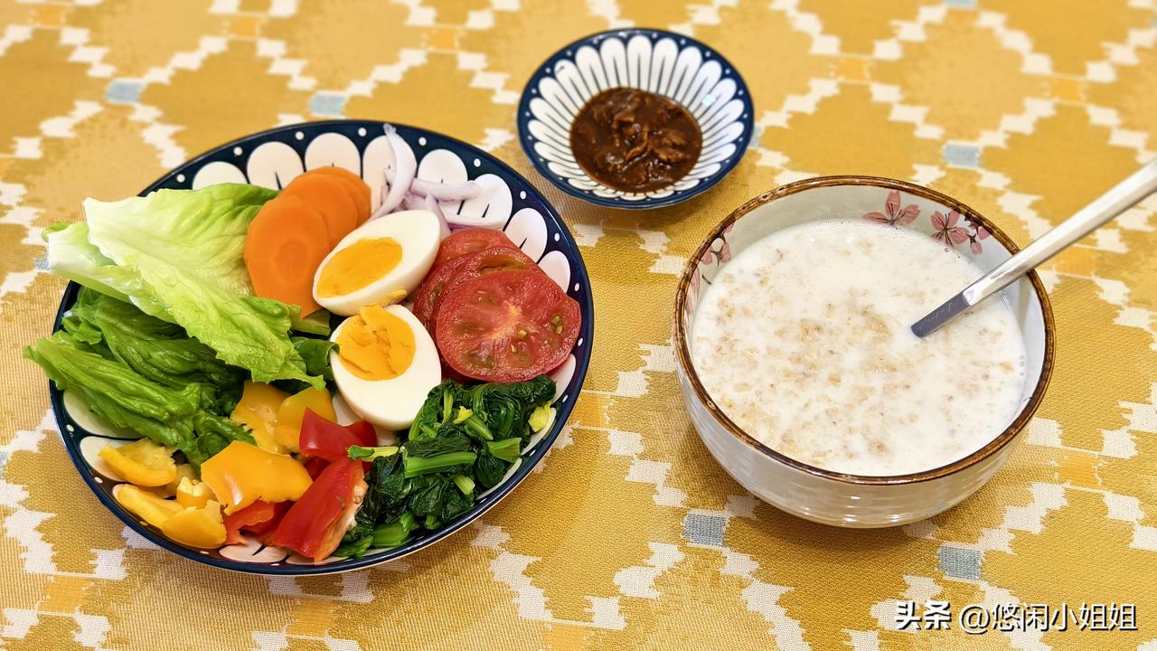 一大盘各种青菜，蘸鸡蛋酱，煮鸡蛋当主食，还有牛奶燕麦片。