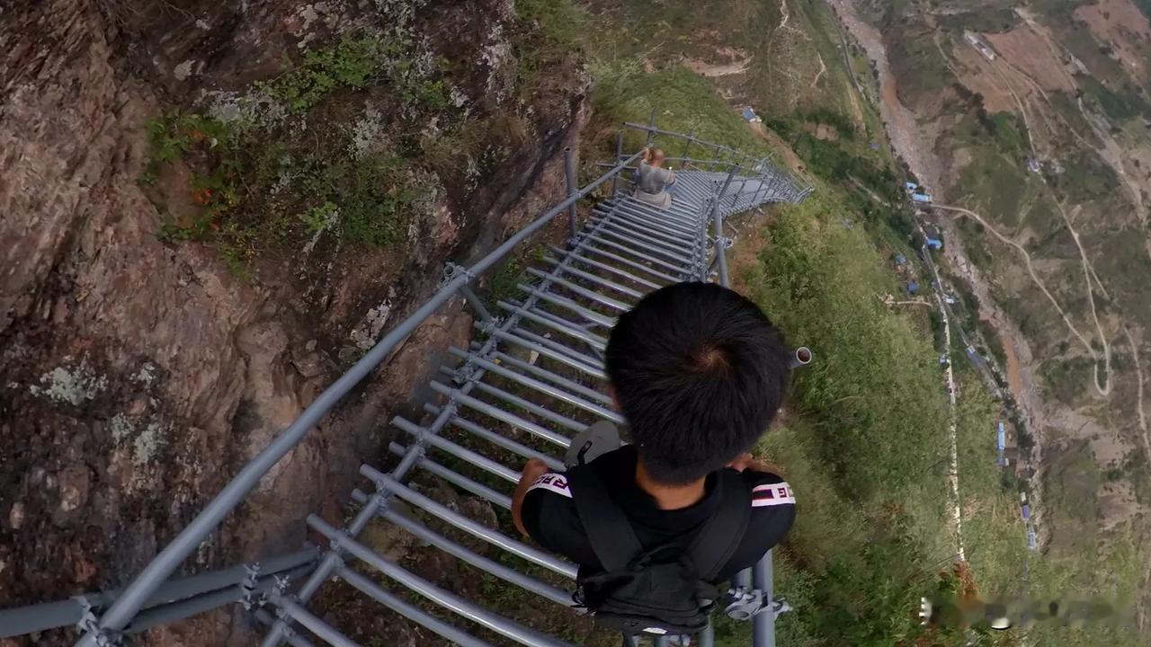 这是大凉山悬崖村下山的路，正着爬上来，估计要后退要下去！