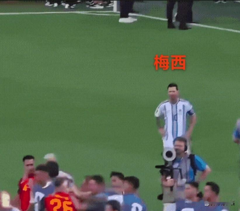 美加墨世界杯决赛结束后，输球的阿根廷队员火气很大，不断推搡绊倒西班牙球员。

刚