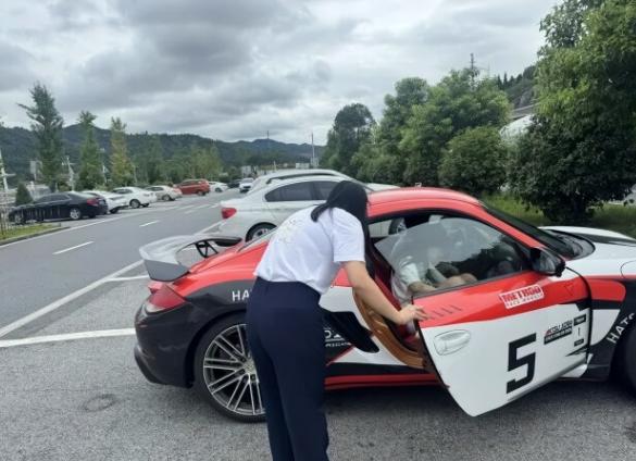 贵阳17岁女孩坐顺风车回家，车刚开进湖南一处高速服务区，司机下车后竟一直没回来，