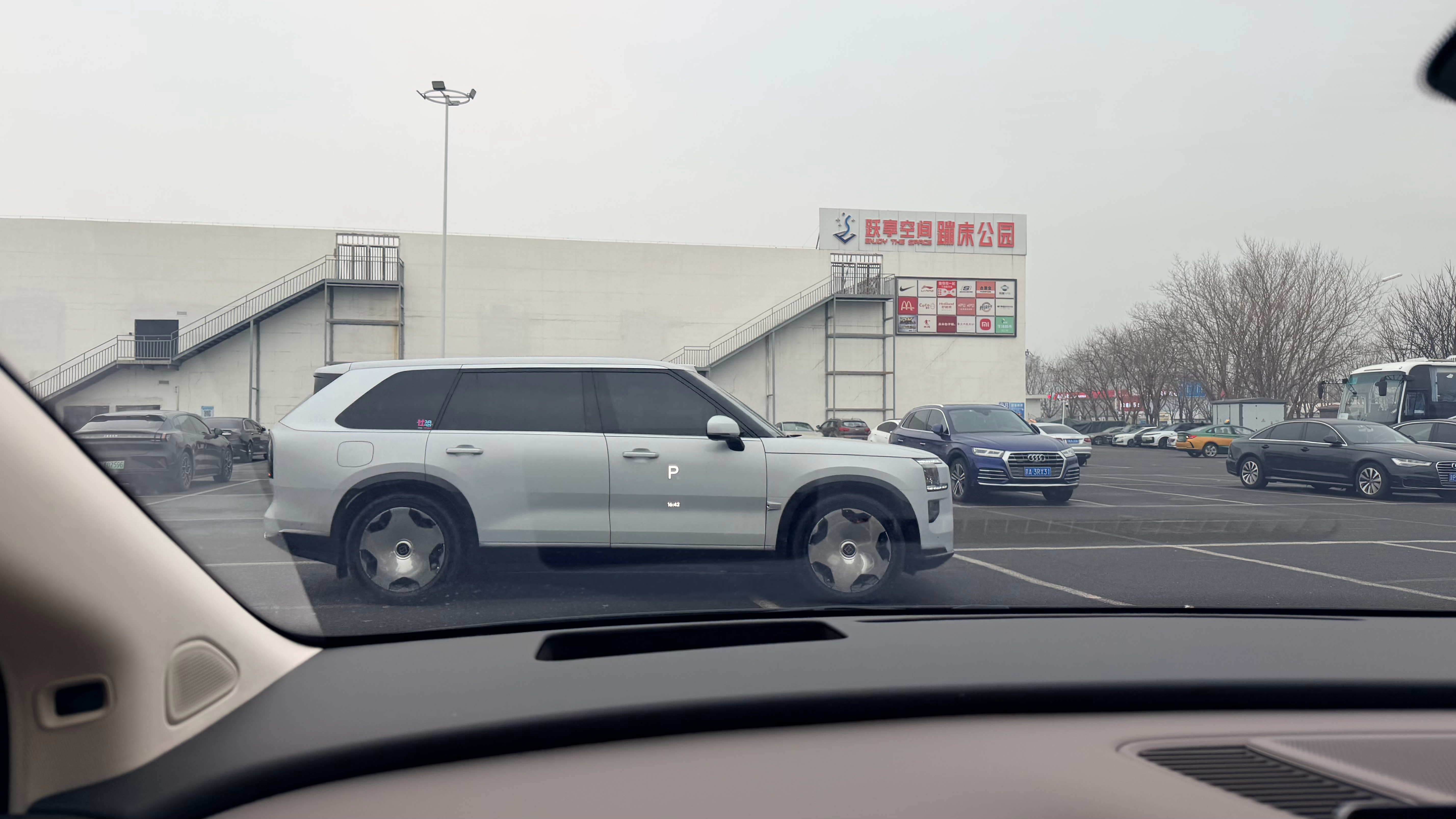 最近路上看到极氪9X 还真是挺多的，大饼轮毂，气场强。 