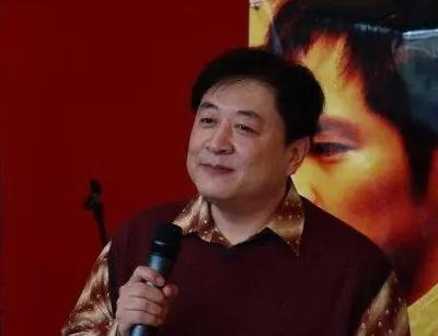 王丽君天塌了！丈夫刘斌陪同女儿赴美办理证件期间，意外发现她出轨的蛛丝马迹，刚回国