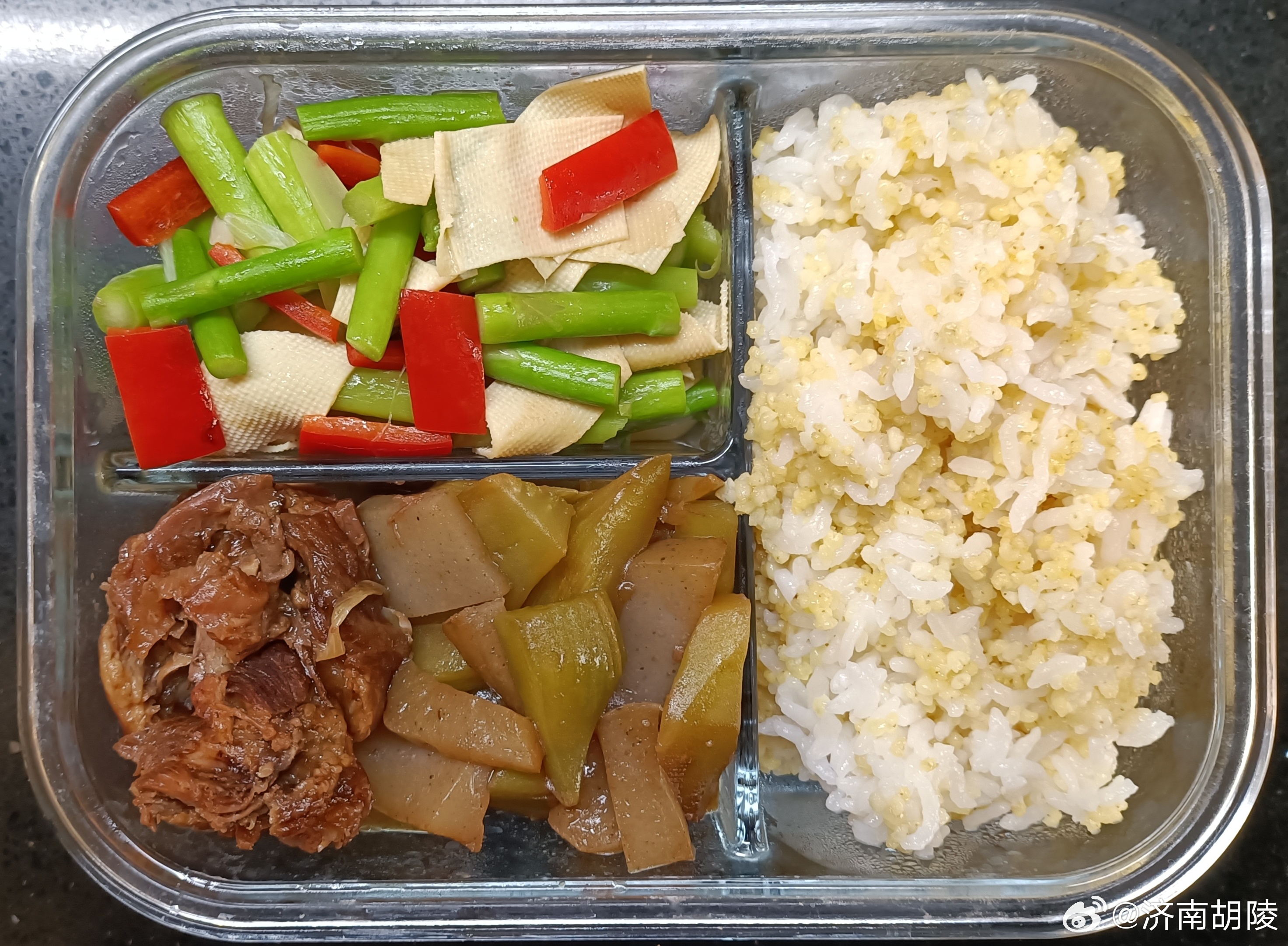 #儿子的午餐##这个问题吃什么# 小米大黄米米饭，红烧肉+莴苣+魔芋，芦笋豆皮炒