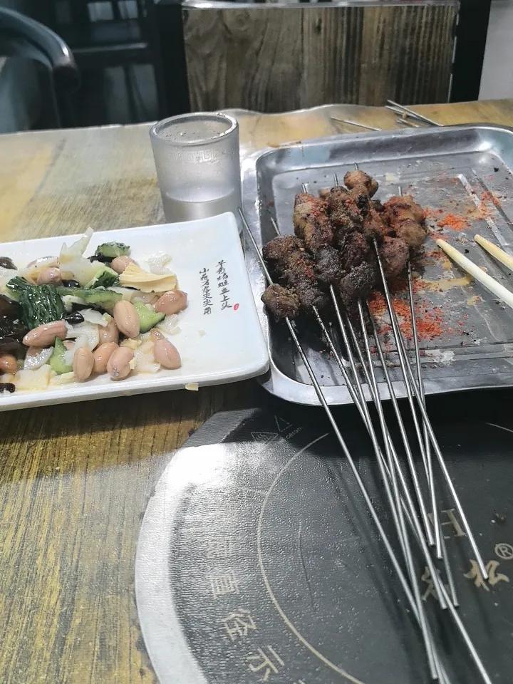 一个老男人的简单快乐。但是现在餐饮真的不好干，猪肉串买一赠一。