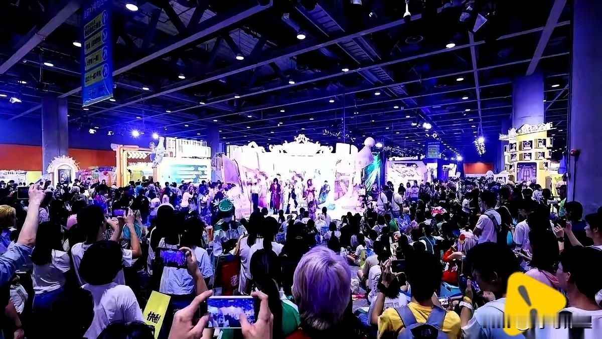 扬州漫展这事，我默默把通讯录里的某个热线号码拉黑了。

一个姑娘，嫌漫展通道被堵