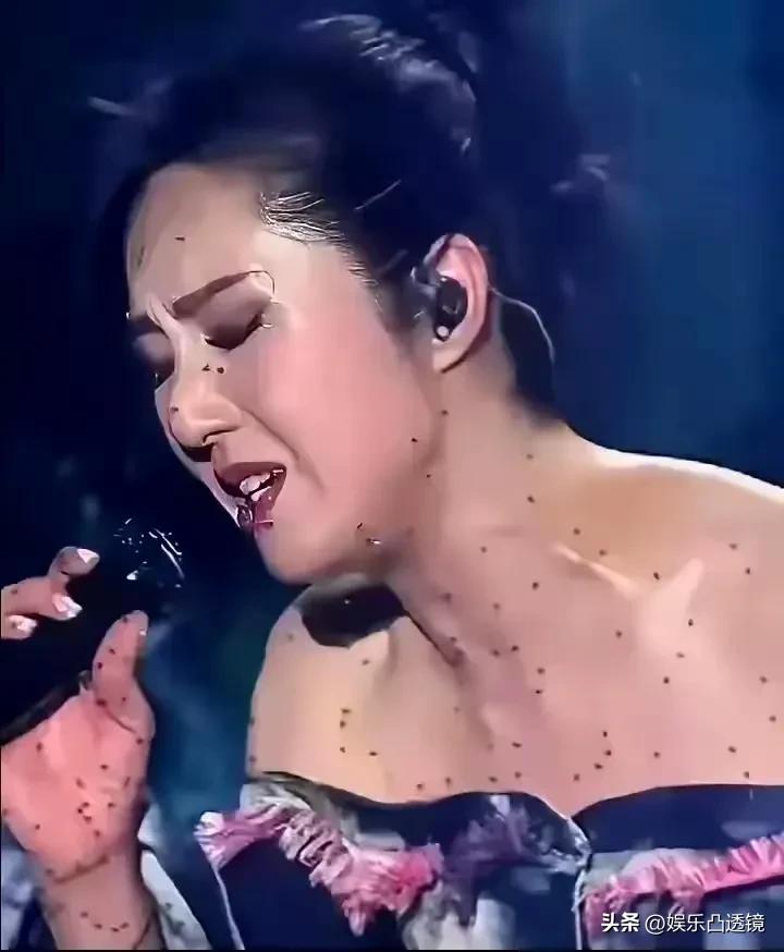 照片上这个女人是谁，大家还认得出来吗？
看她唱歌唱的非常投入，好像很陶醉的样子，