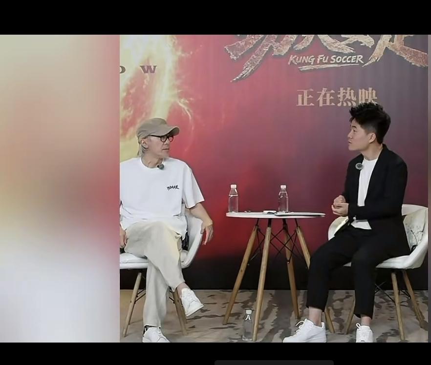 还得是董宇辉董老师采访周星驰让星爷感到放松，这样才能有下一次的采访。宇辉在星爷面