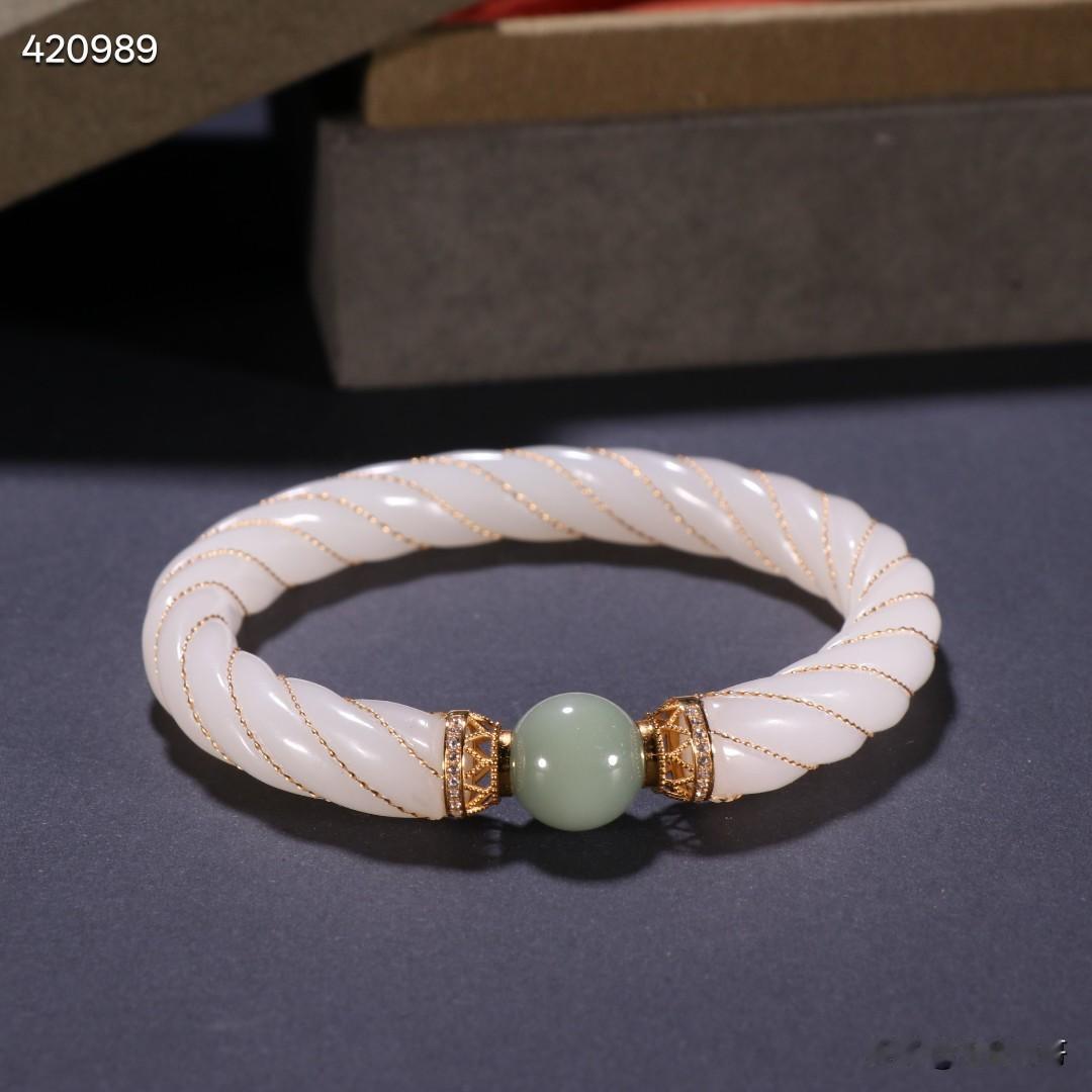 旧藏 和田玉包纯金和田玉手镯。
规格-条粗1cm 内径5.88cm
