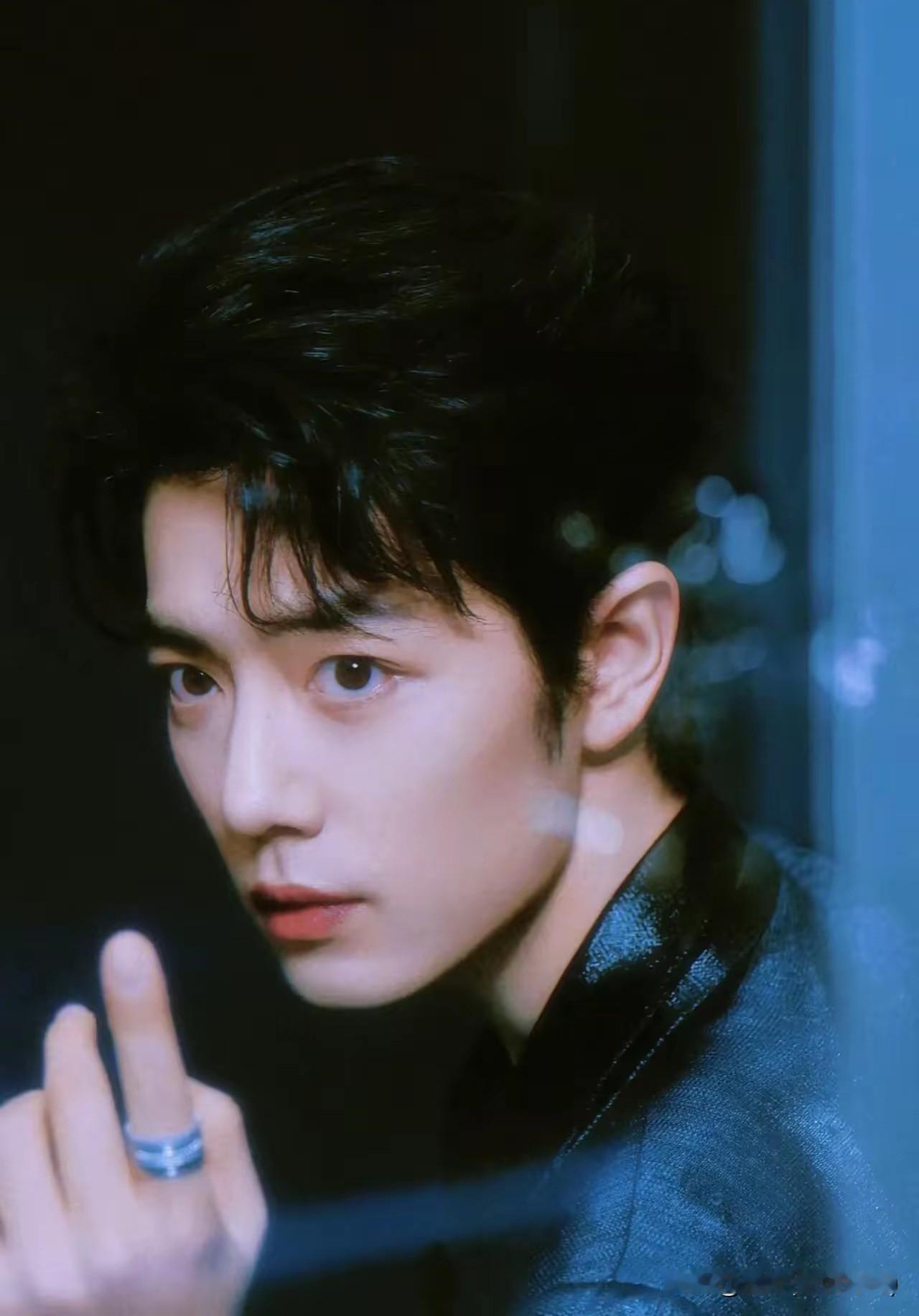 想你的夜
文/刚柔

夜深得像倒扣的墨砚
我把自己晾在窗边
等风把你的呼吸吹过来