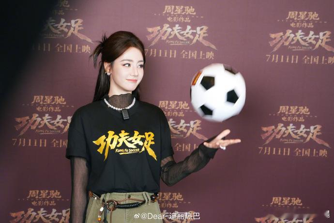 迪丽热巴浑然天成的bking感 放下女神包袱变身女足体育生，《功夫女足》里肆意奔