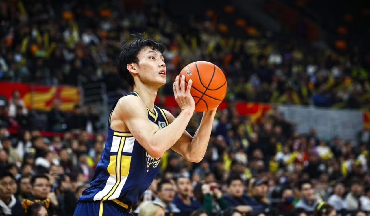 广东男篮又赢了，主场击败山东，豪取开门六连胜，徐杰表现依旧惊艳，22分8助攻。说