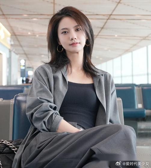 为什么姜佩瑶之前一直不温不火？ 原因其实很简单。 不是演技不够好，也不是长相不行