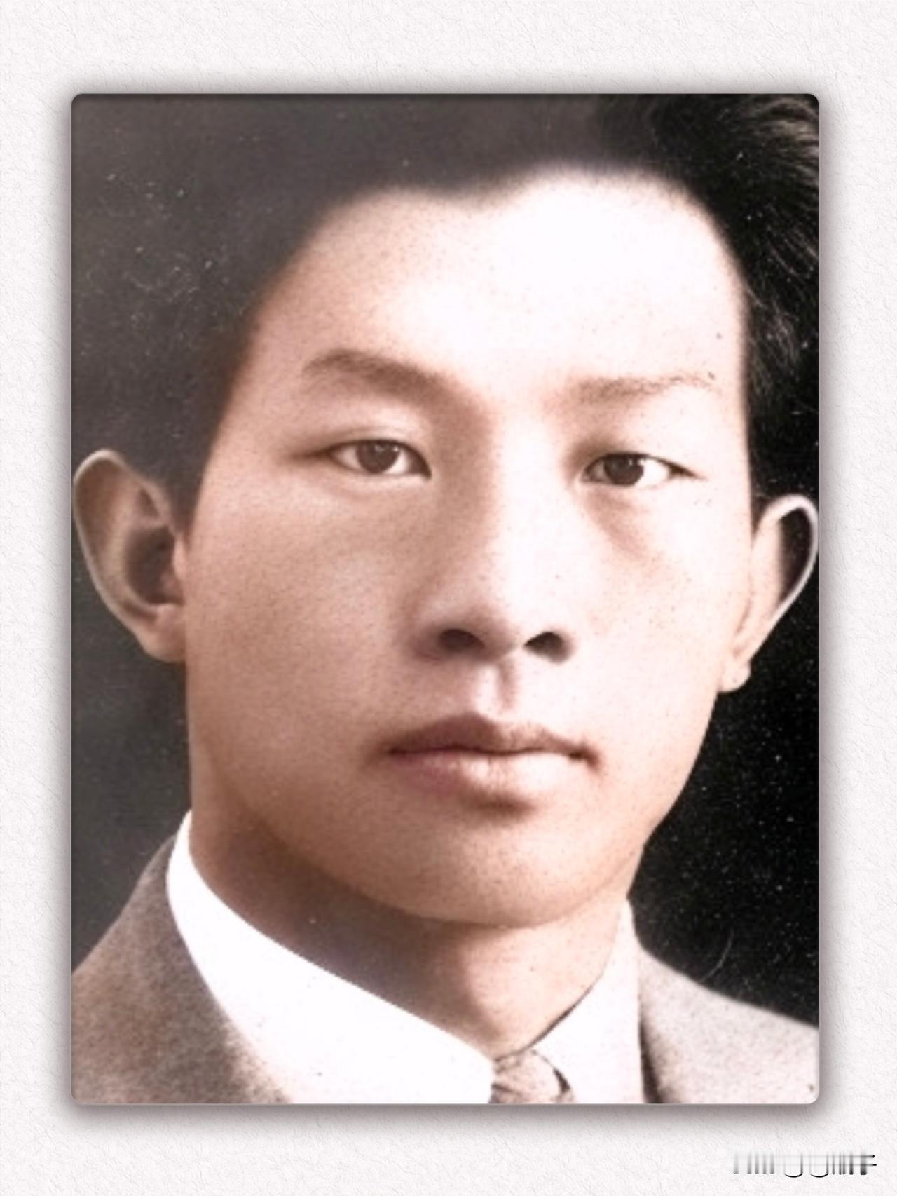 我们《国歌》作曲者是聂耳，人民音乐家（原名聂守信）。
聂耳1912年生于云南昆明