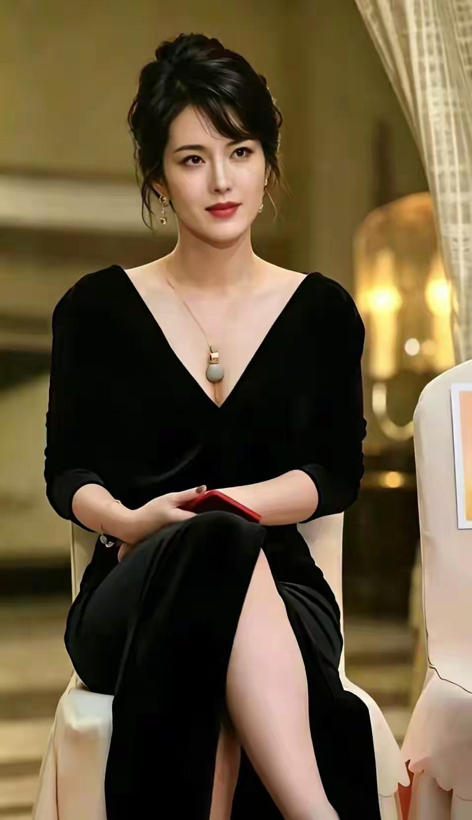 干净清爽迷人到挪不开眼的美女，那是一流最打动男人内心的气质！
相信有90%的男人