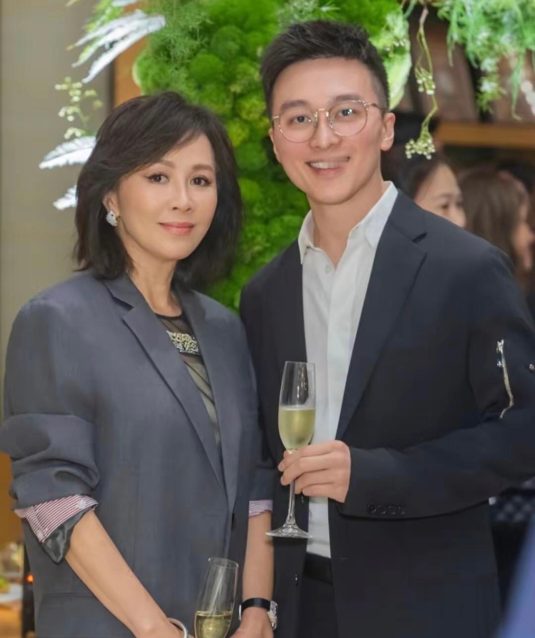刘嘉玲携学霸侄子出席豪门派对！全是手握行业资源、掌握高端项目的核心人物，侄子气质