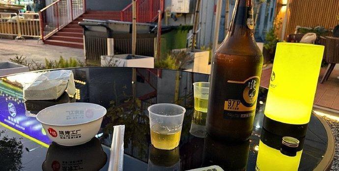 周末必须整点特别的，直接来瓶大炮！广州 TAC 咖啡店里这氛围太绝了，阳光洒在身