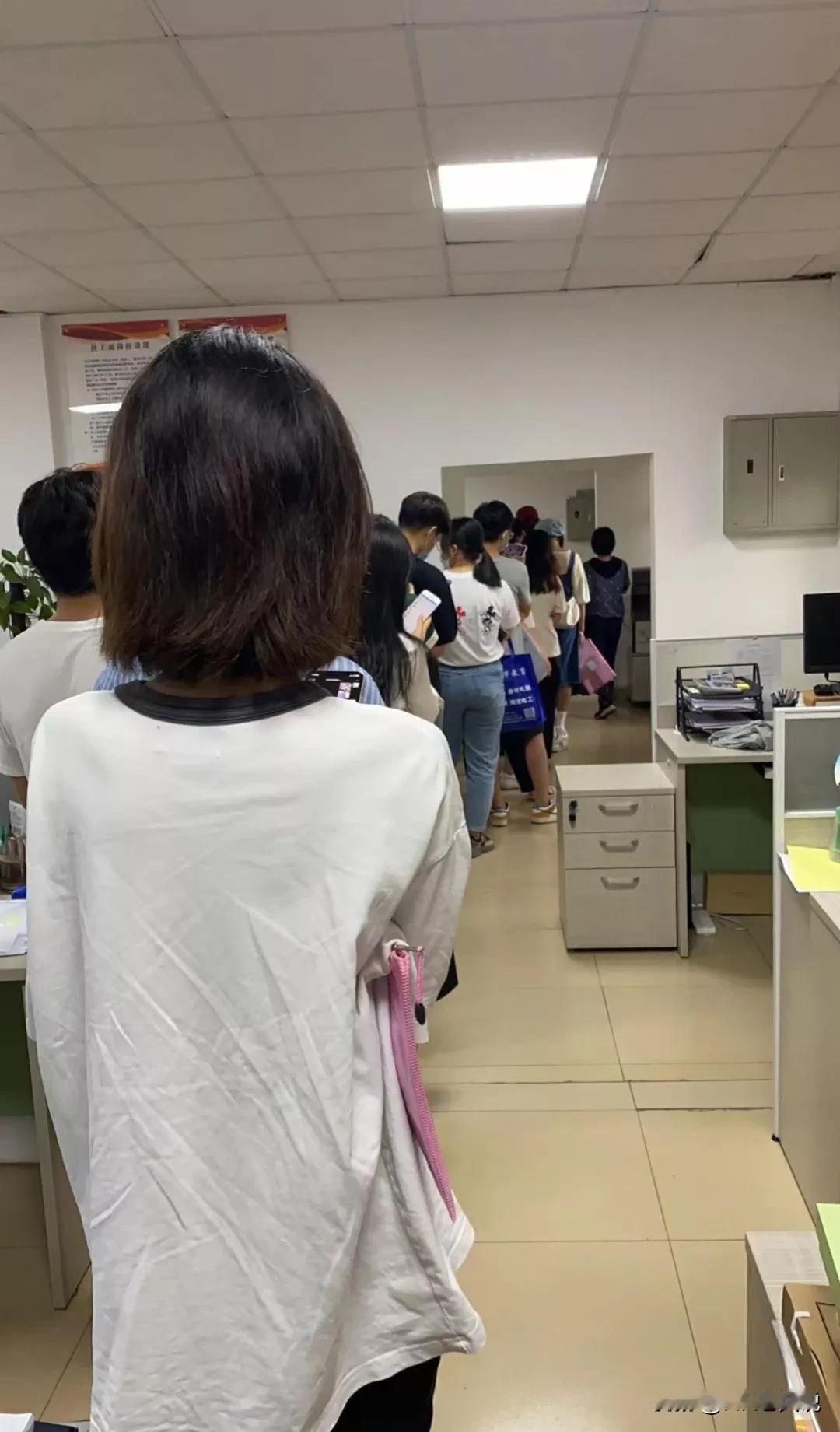 昨天上午一员工来开收入证明用作贷款买房，需要比自己的真实收入多开5k，因为这样才