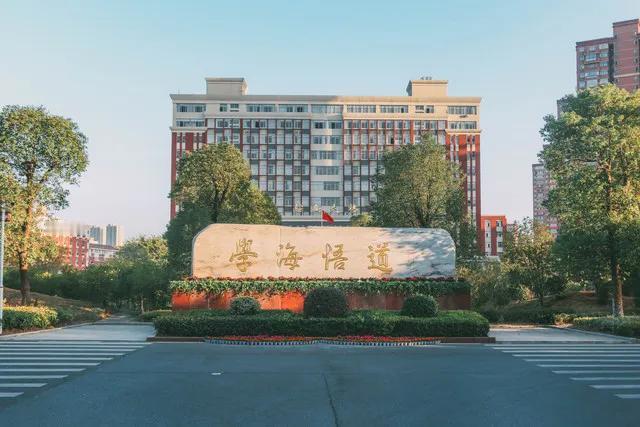 说来容易做来难，生活可不就是这样嘛！就像想考重点大学结果却只进了专科院校，想找理