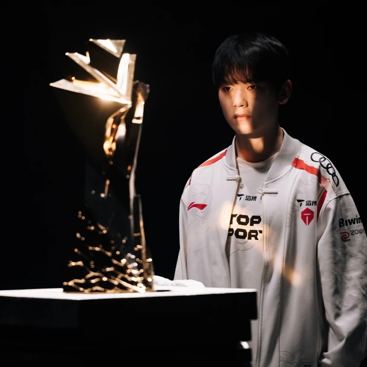 翻两张去年©️archive_tim©️lolesports 