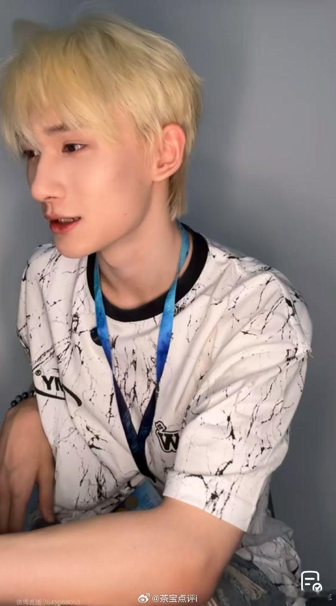 余宇涵首次个人直播 余宇涵首秀直播全是名场面！和粉丝互动甜到想截屏，说绍兴演唱会