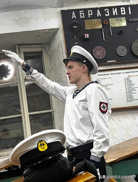 难道这就是乌克兰打仗后的现状？

乌克兰海事学院的学生服装的臂章，大家一眼就知道