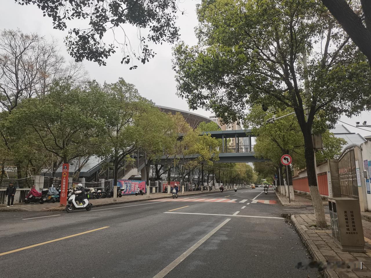 宁都路人行天桥马上建好了，不过只能给厚德外国语学校的学生老师使用。