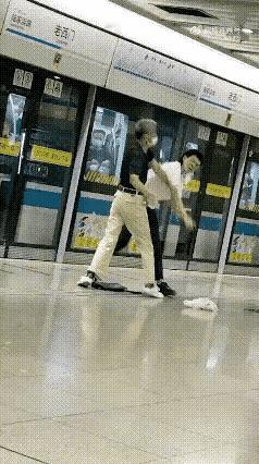 二八青年不敌花甲老汉[泪奔][捂脸]
嘲讽和谴责
是两种截然不同的处境
但大多数