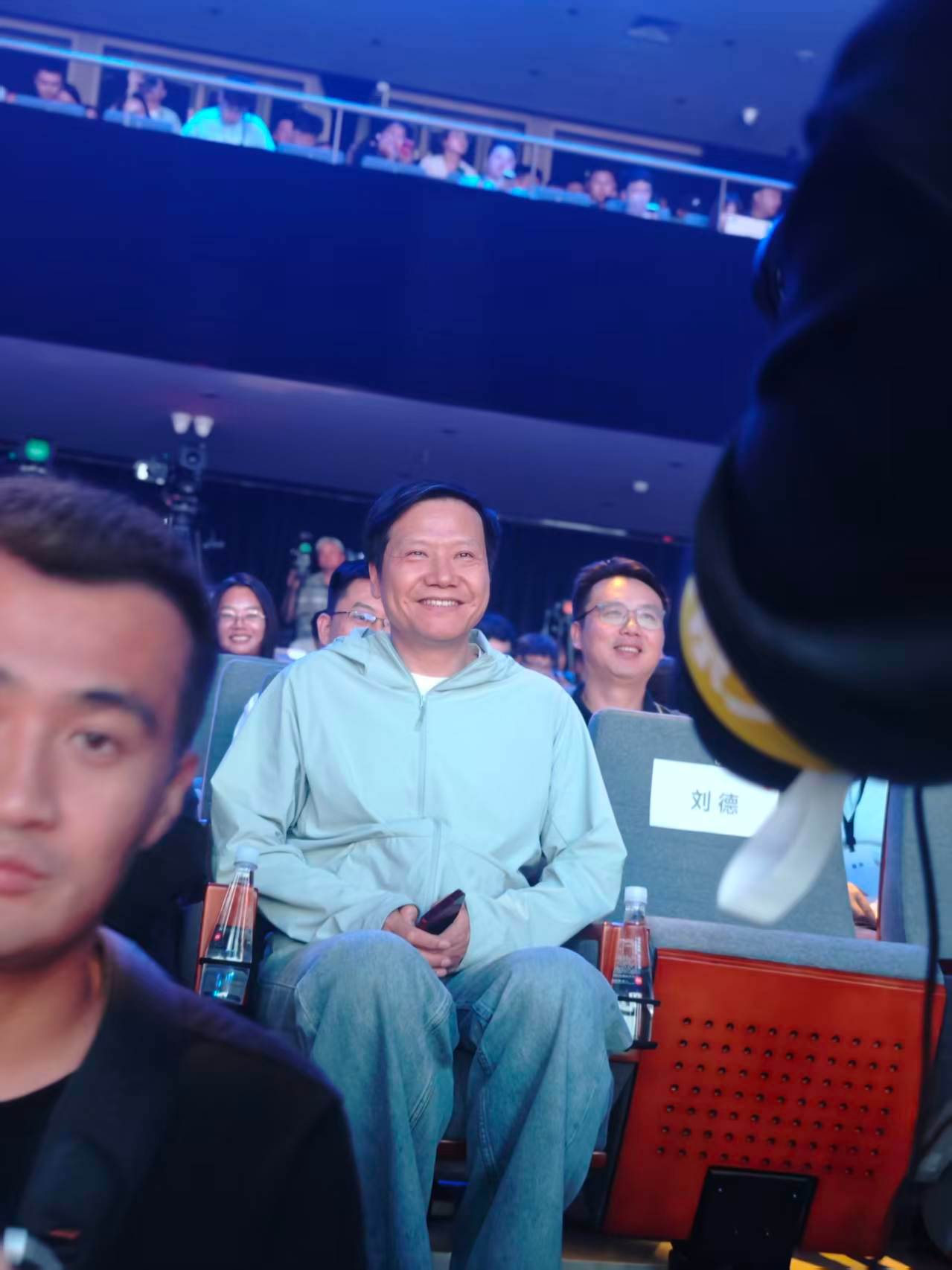 这又是什么节奏？？？你不能开局一张图，内容全靠编吧…发布会全程一个多小时，都得笑