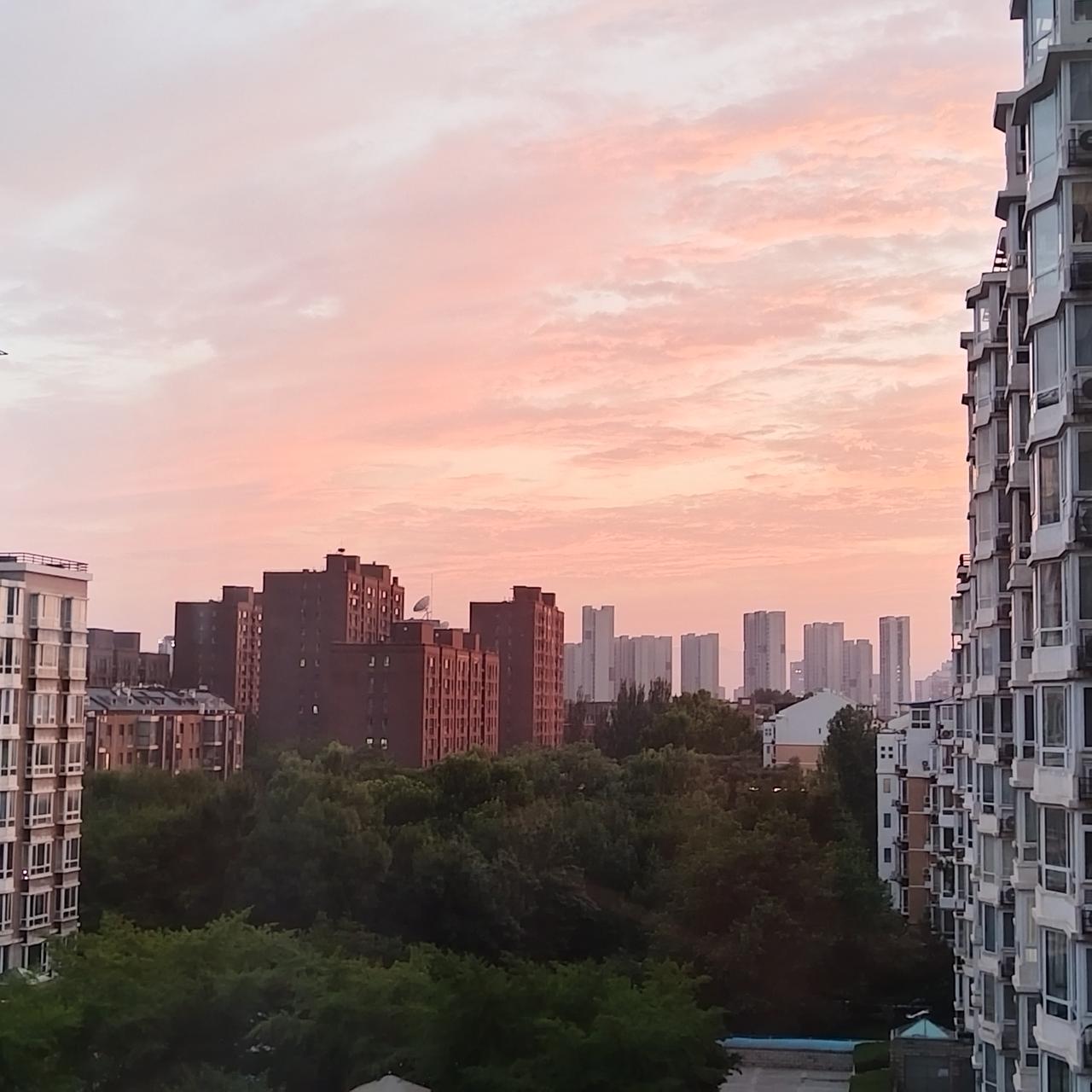 两天阴雨之后的北京，终于迎来绚烂晚霞。风雨之后才能见美景啊。