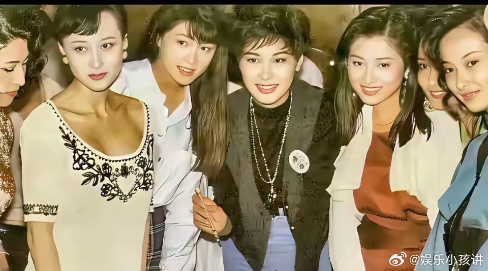 虽然全是美女，但利智最扎眼，难怪李连杰被她迷的不要不要的，她身材太好了 