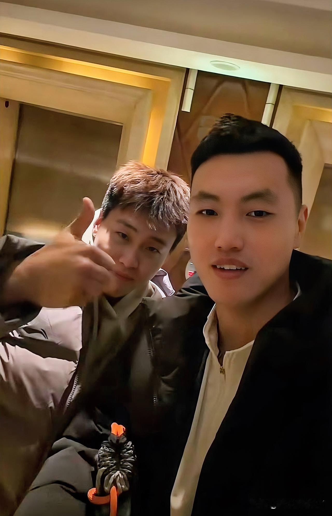 许利民估计要发愁了
不是因为杯赛首场输31分，
也不是3个外援不给力，而是
今晚