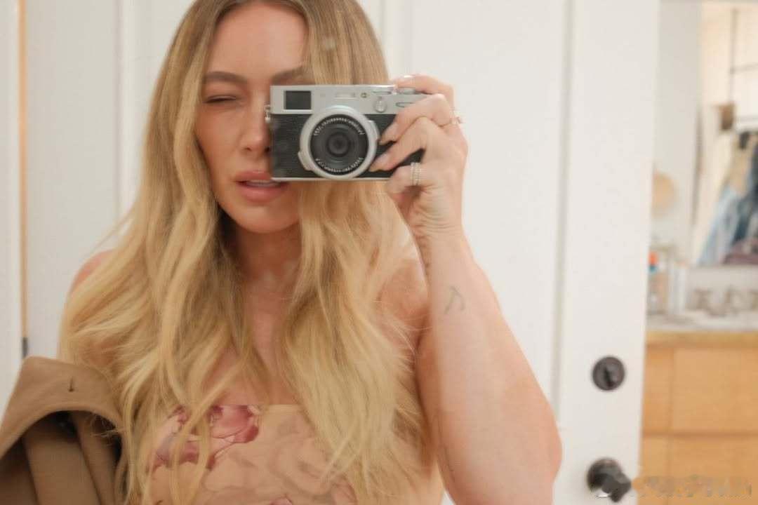 Hilary duff希拉里达芙在母亲节收到了一台富士相机，让她爱不释手不停练手