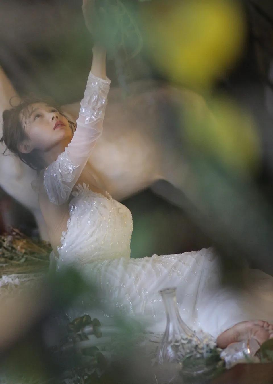 这竟然是李一桐，
从没见过这组照片啊，
真的太美了！