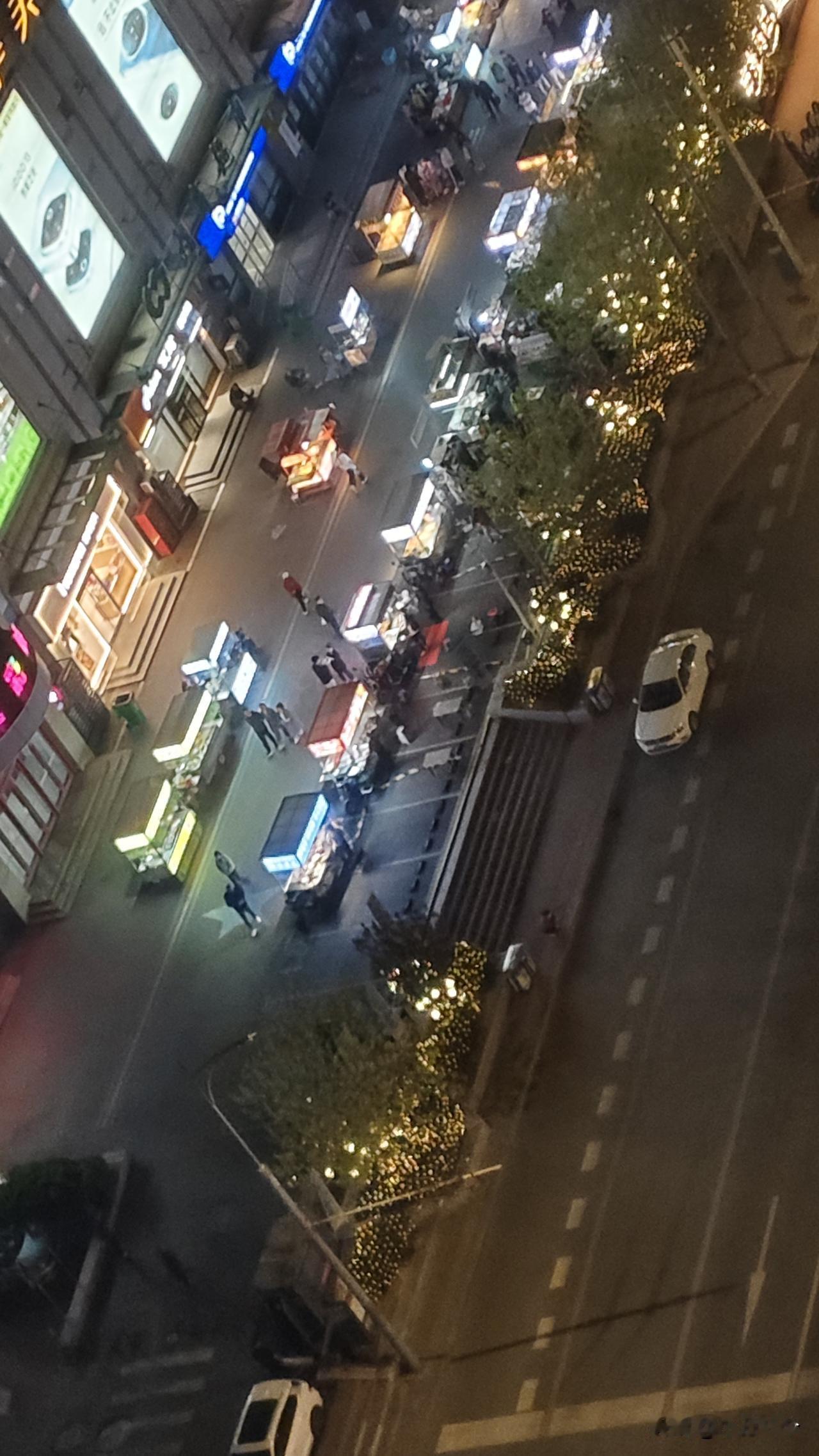 在网络平台上经常能刷到，马栏子逸彩城大商新玛特门口的夜市的视频，商贩拍的是人头攒