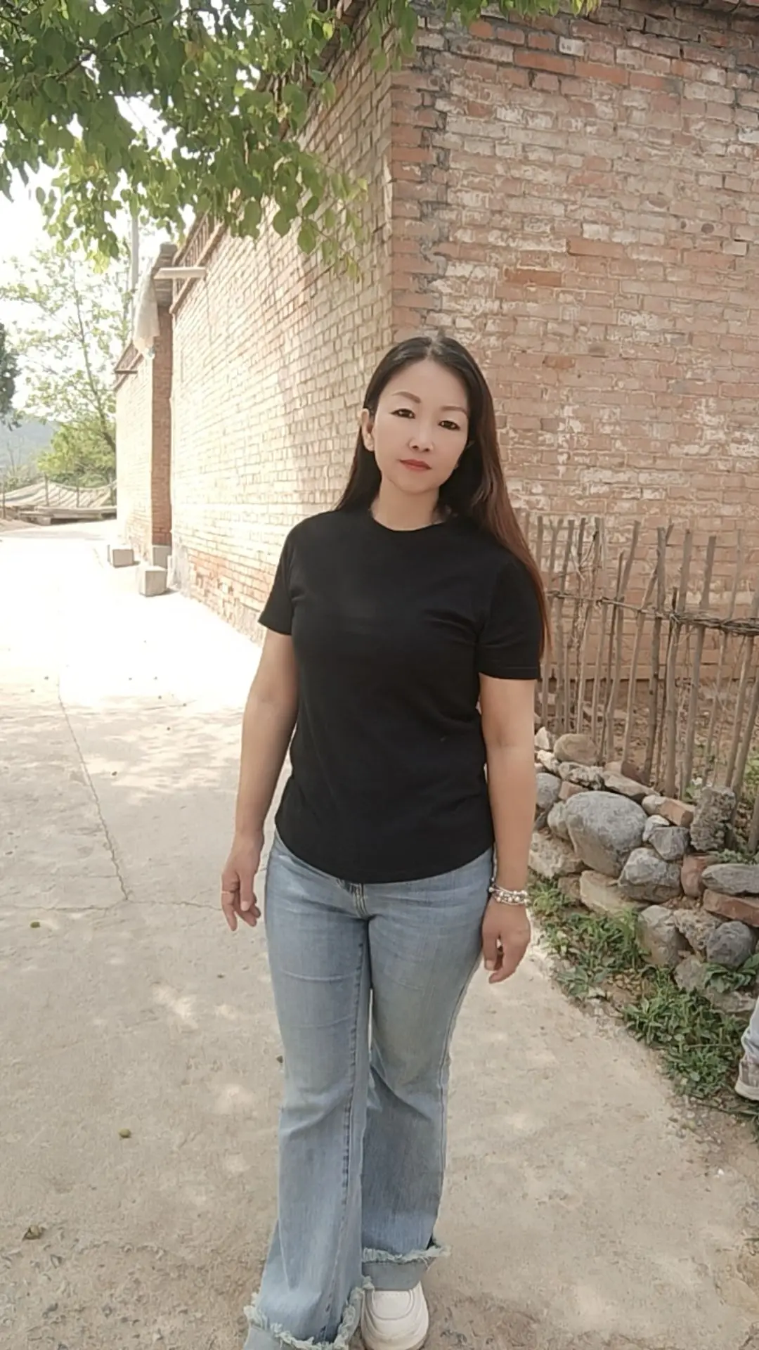 很通透的一段话；“饿时馒头贵，饱时玫瑰香。这个世界上根本没有最重要的东...