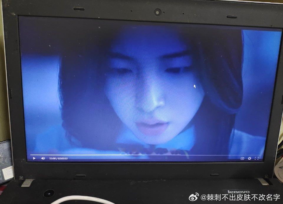 一边看电影一边看小说，电影吃人肉，小说汉尼拔。。。。。。 ​​​