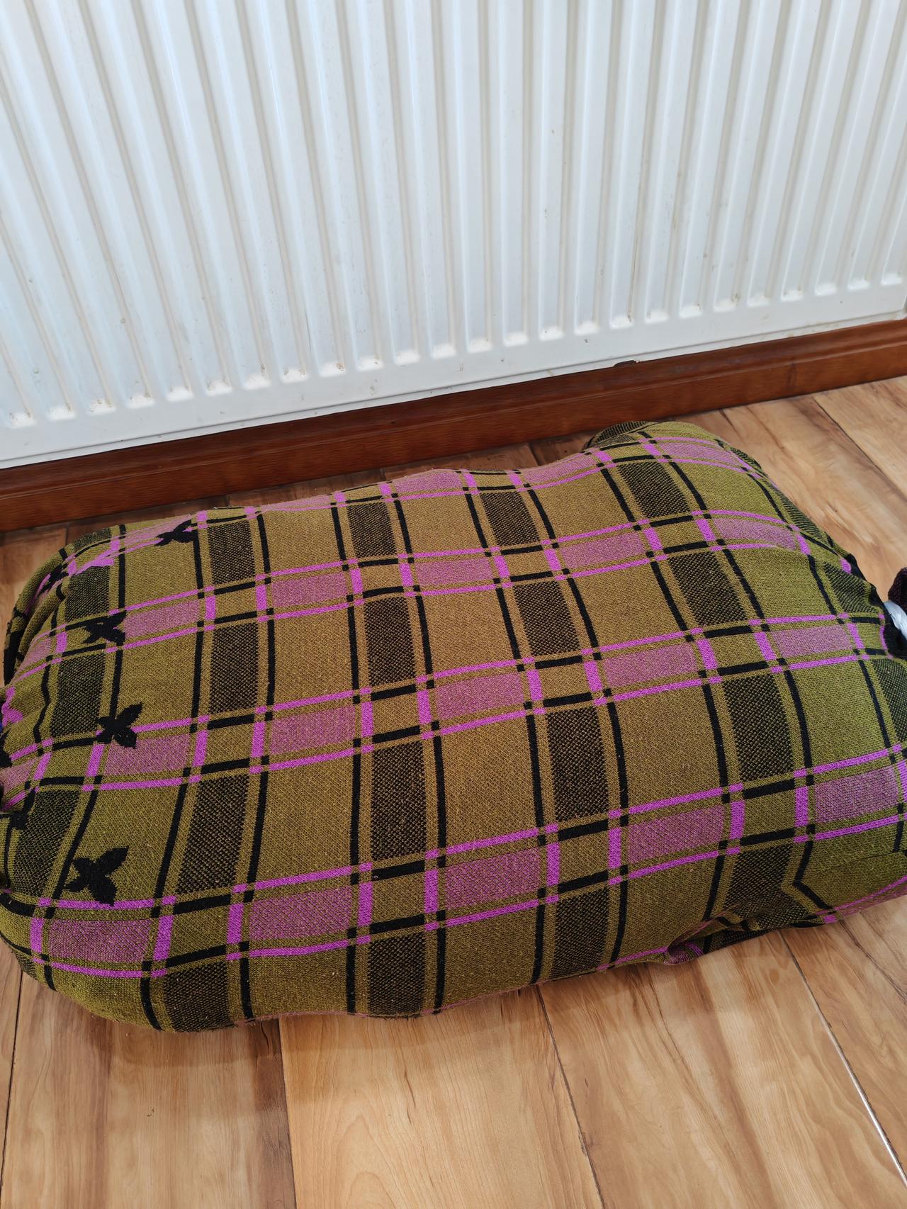 不动一针一线，把几件不穿的旧衣服变成了一个舒服的坐垫， 把它垫在屁股底下，坐在暖