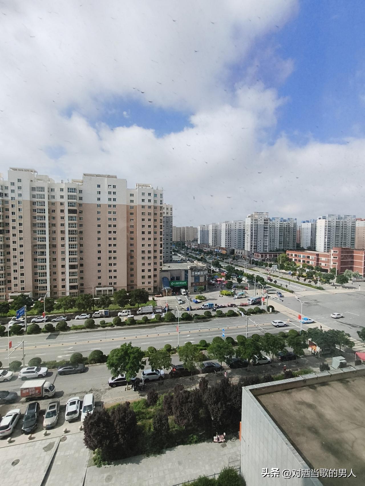 四十年前的兰州确实厉害，城建比沿海地区城市强。
但是那是过去，现在的兰州被其它地