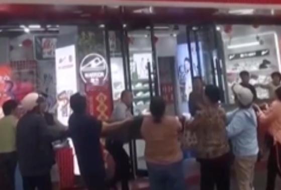 【惊心！102 岁老人高空悬坠终获救，法律如何守护这场生命接力？】#102岁老人