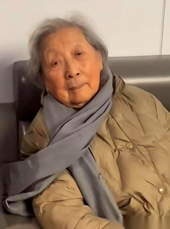 我一下就给看愣了。
98岁。
咱们还在纠结30岁、40岁的各种焦虑，人家98岁了