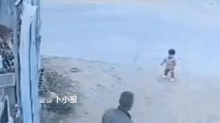 坏透了，真是冷血。
交通安全警示教育，货车司机正准备倒车，三四岁的小孩就在车后玩