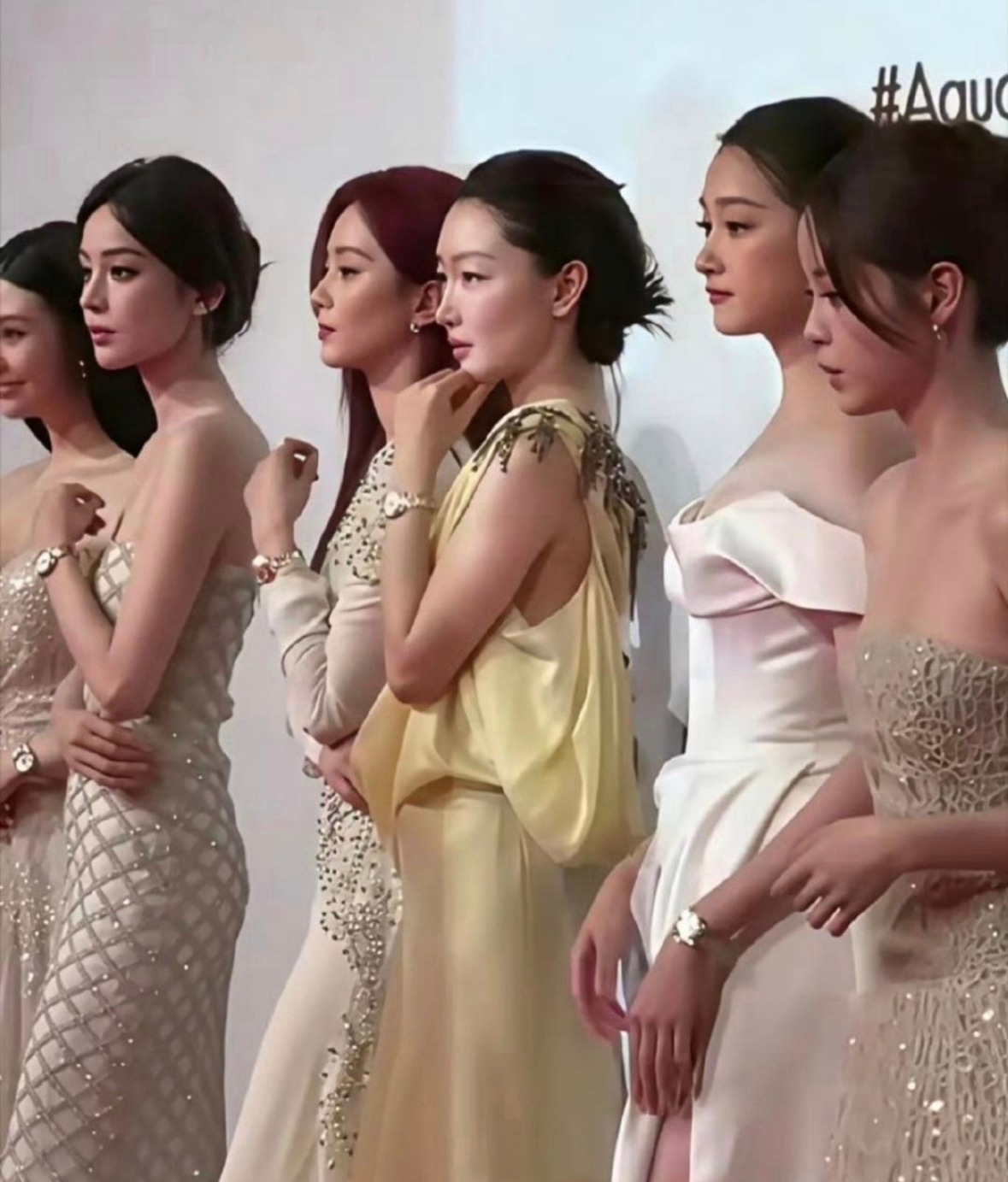 身高也是一种优势，第一眼就看到了关晓彤 