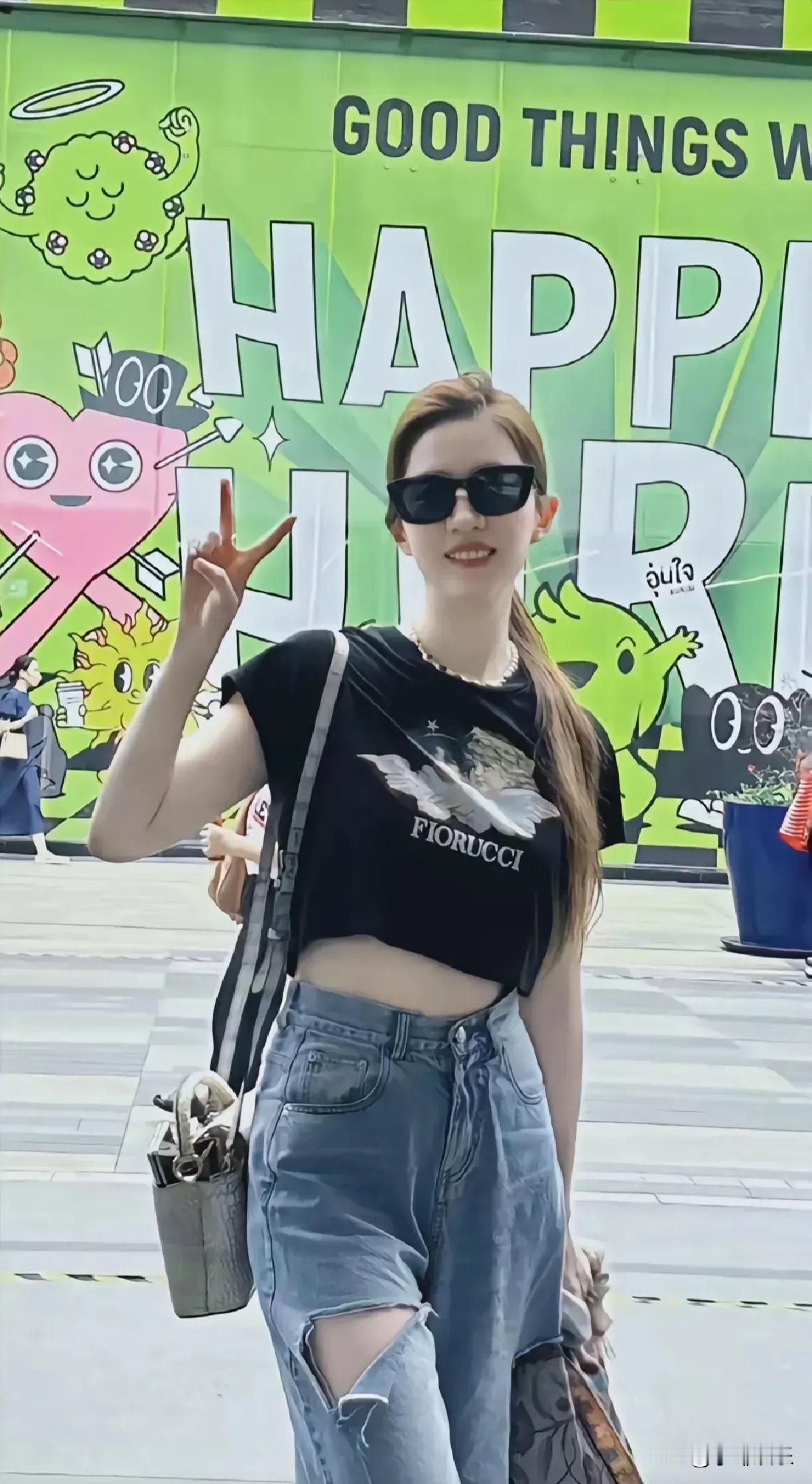 刘亦菲素颜拍照时自信满满，美得让人惊叹。真的一点都不像37岁的女生，和年轻女孩几