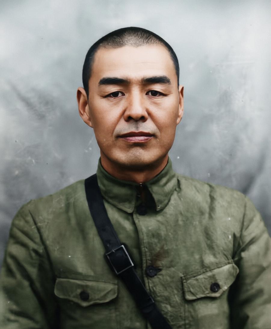 原国民党陆军上将，1949年作为傅作义全权代表，促成北平和平解放。建国后甘肃第一