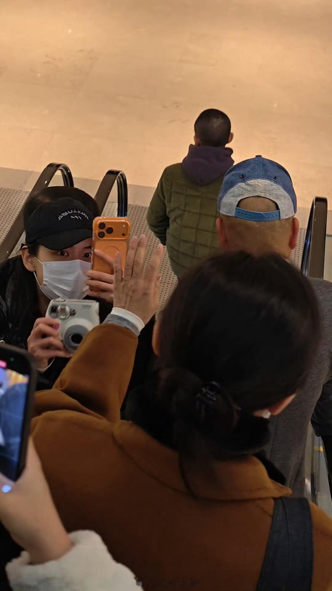 周涛被追着怼脸拍还有没有人能管管代拍，人怎么能厚脸皮到这样，周涛已经生气制止了，