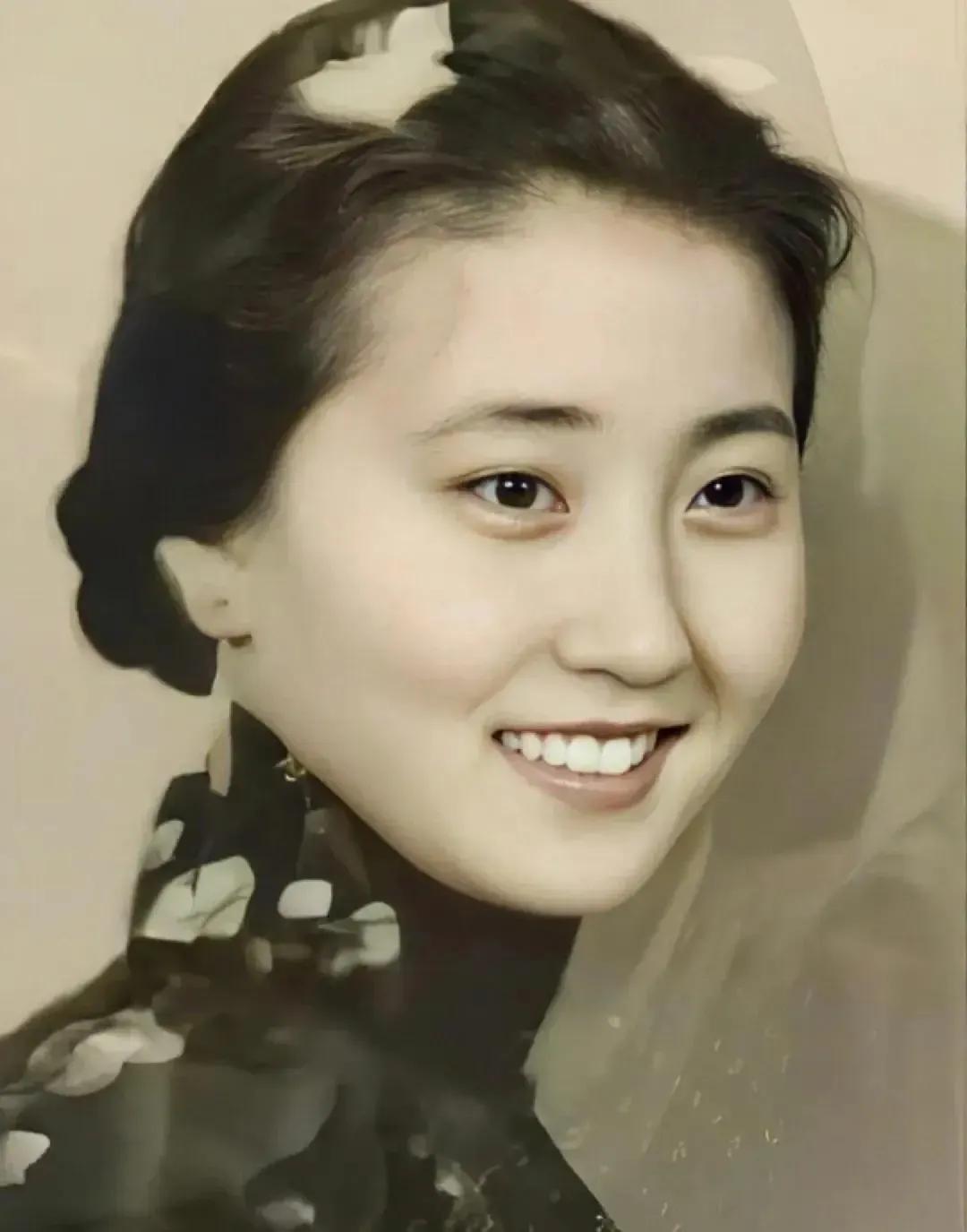 突然之间，就被这张图片惊艳到了！

照片上的女子当时二十出头，容貌秀丽，笑容甜美