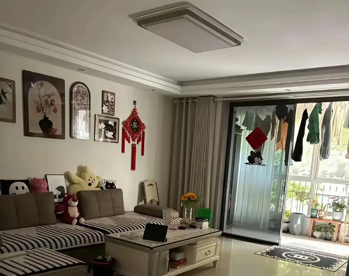 买一楼真的成为了噩梦。当初以为一楼也没什么不好，住进去才发现问题一堆。一下雨门口