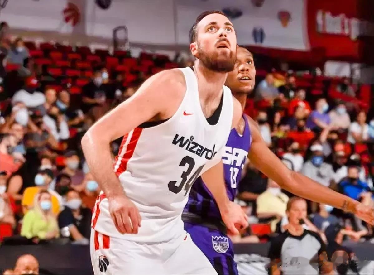 北京时间7月17日NBA掘金队官方宣布:与自由中锋球员杰.胡夫签约了一份双向合同