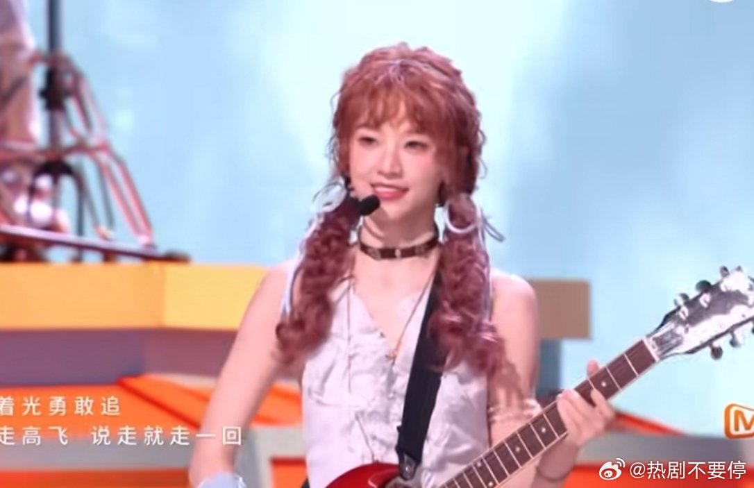 黄灿灿开创洋娃娃rap风格黄灿灿真成rapstar了这个造型真的很萌！ 