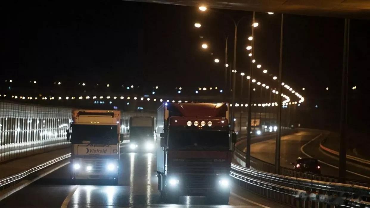 克里米亚当局：库班至克里米亚大桥的拥堵在2小时内增加一倍至6.5公里

来源:俄